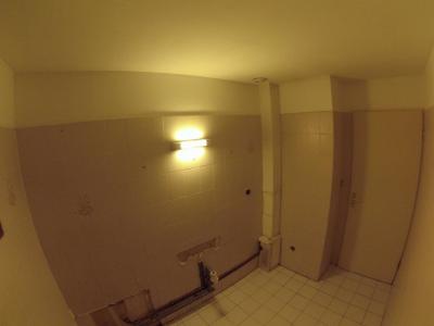 23. Salle de bain en noir et blanc moderne